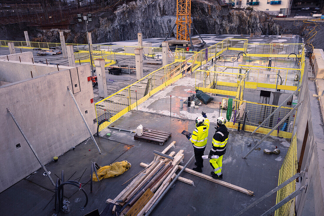 Zwei Ingenieure arbeiten auf der Baustelle