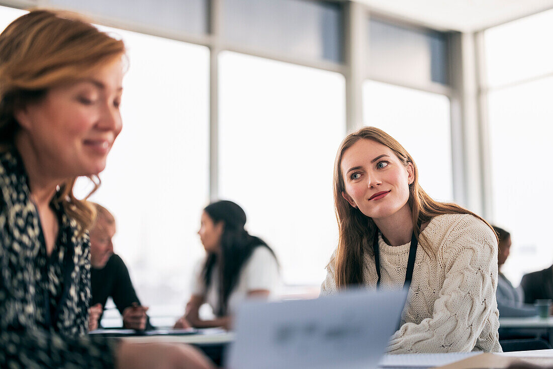 Gruppe von Personen bei einem Geschäftsseminar