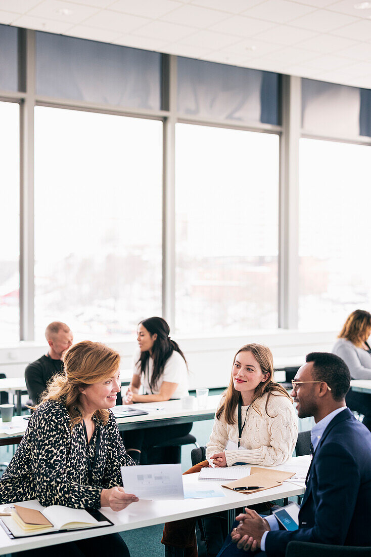 Gruppe von Personen mit Business-Seminar