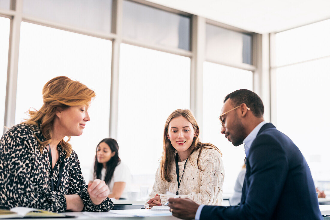 Gruppe von Personen mit Business-Seminar