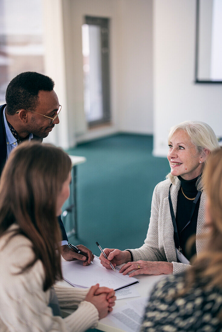 Gruppe von Personen mit Business-Seminar