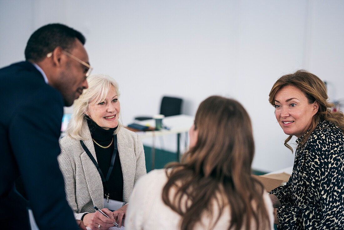 Gruppe von Personen mit Business-Seminar