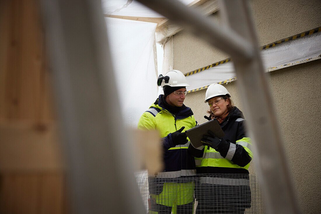 Ingenieure im Gespräch auf der Baustelle