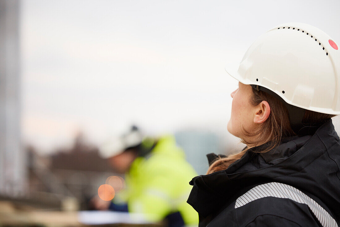 Ingenieurin steht auf einer Baustelle