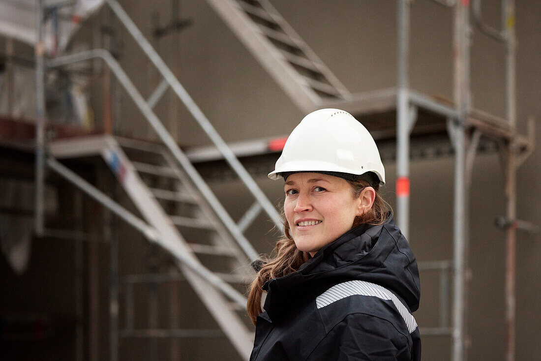 Ingenieurin auf der Baustelle stehend