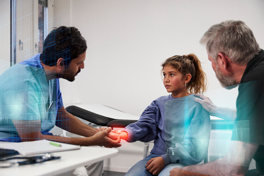 Männlicher Arzt untersucht das Handgelenk einer Patientin während eines Termins