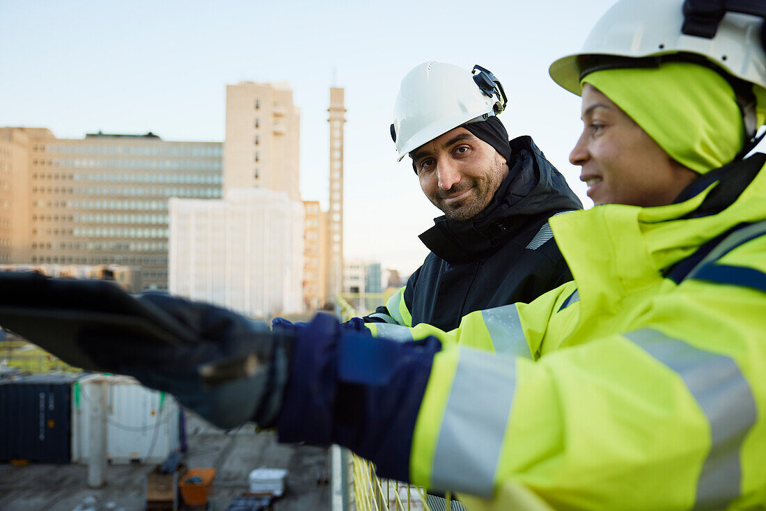 Zwei Ingenieure auf der Baustelle