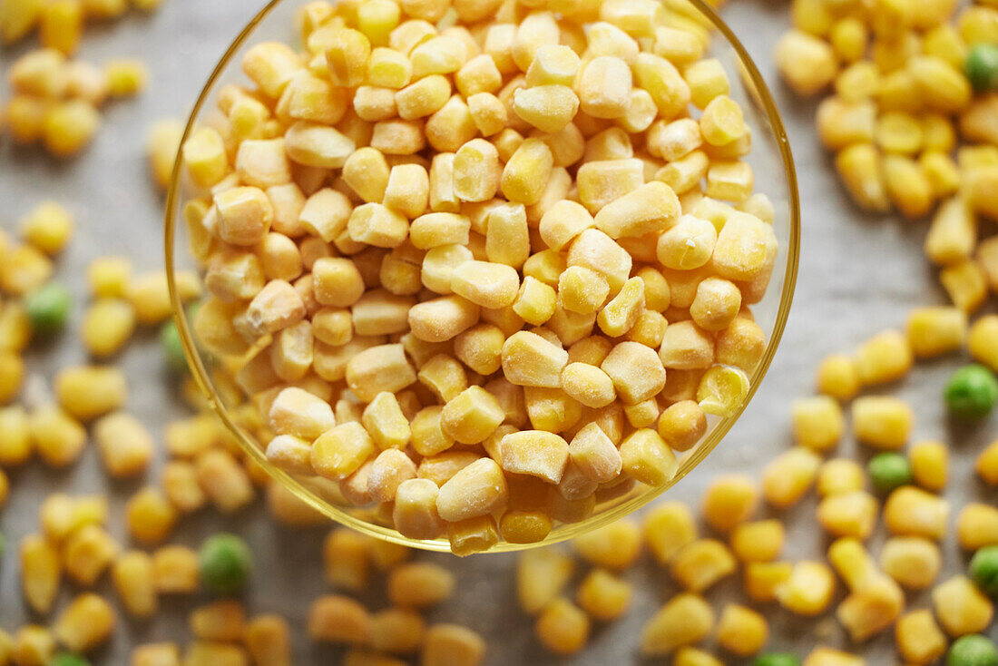 Gefrorener Mais in einer Glasschüssel