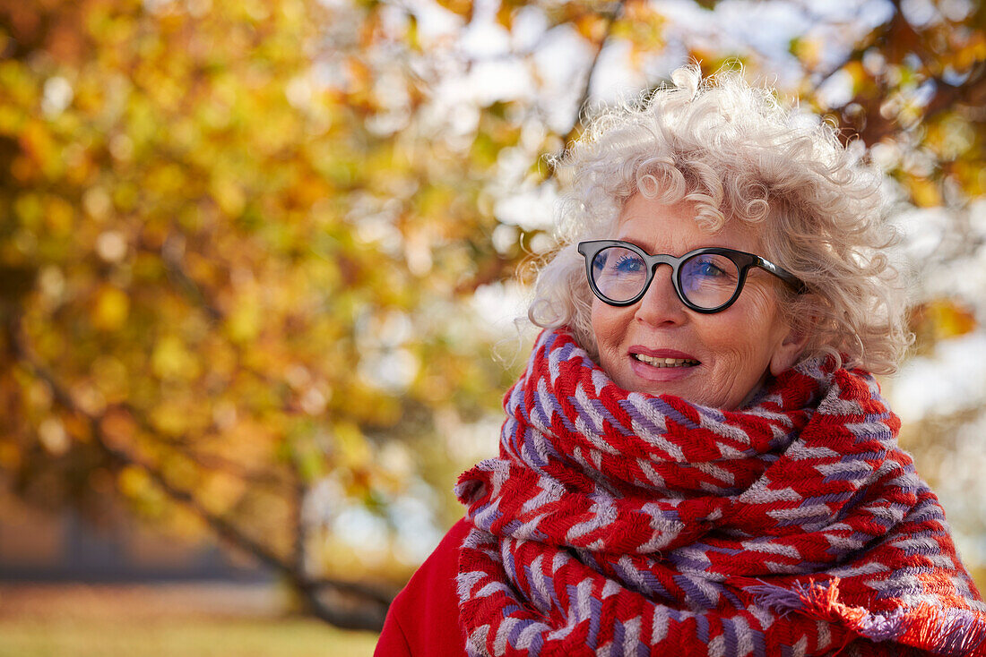 Porträt einer älteren Frau, die wegschaut