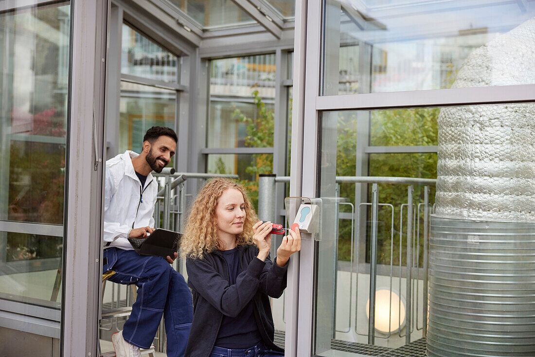 Mann und Frau bei der Arbeit