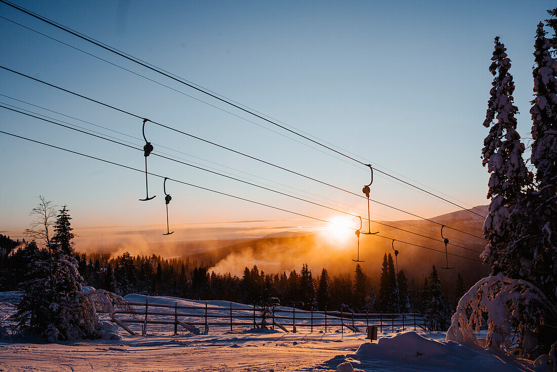 Blick auf Skilift bei Sonnenuntergang