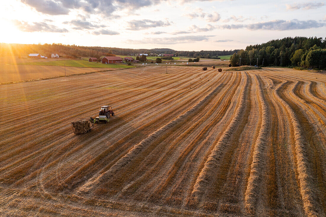 Luftaufnahme eines Traktors bei der Arbeit auf einem Feld
