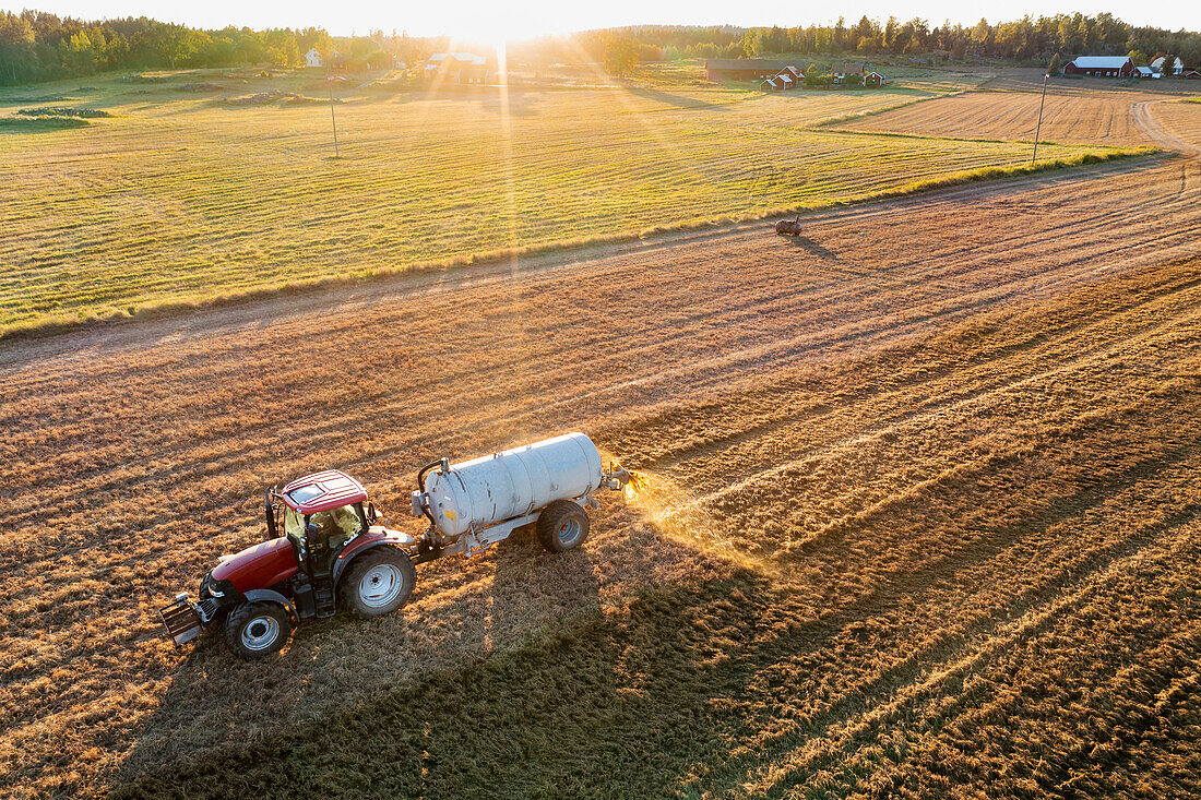 Luftaufnahme eines Traktors bei der Arbeit auf einem Feld