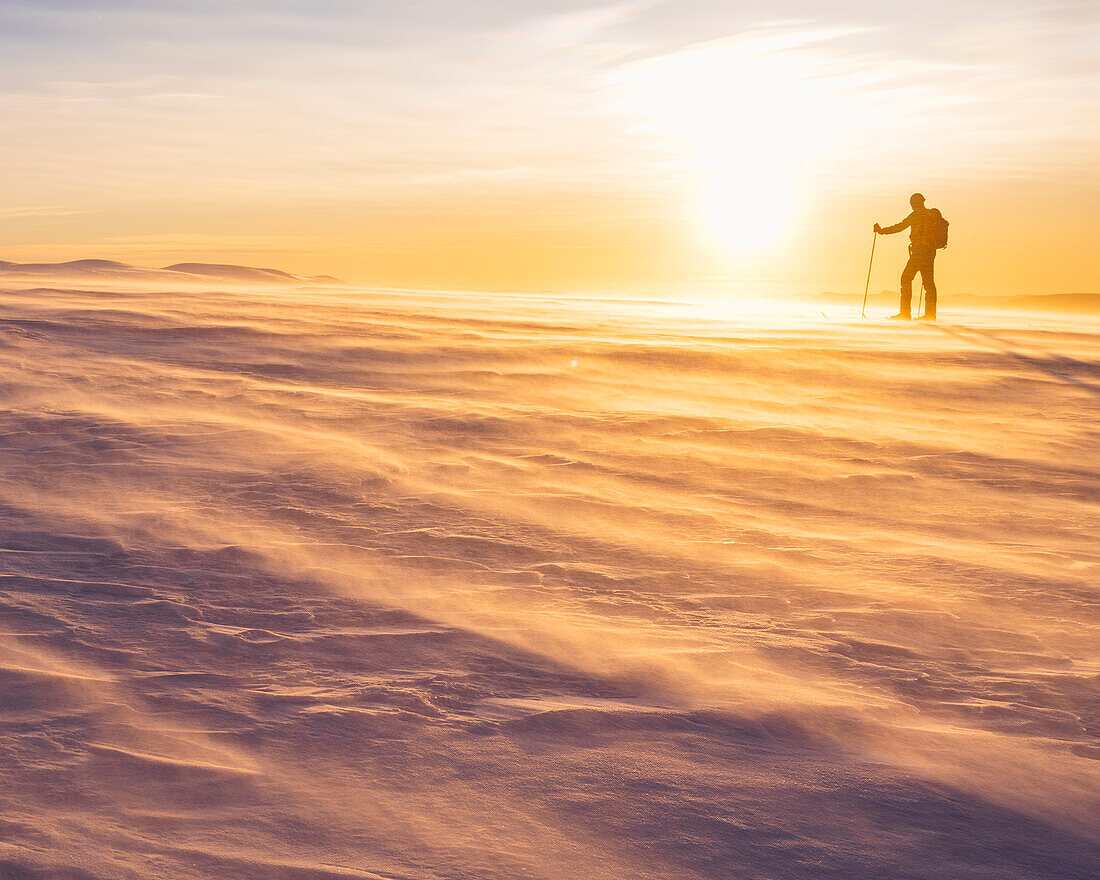 Silhouette eines Skifahrers bei Sonnenuntergang