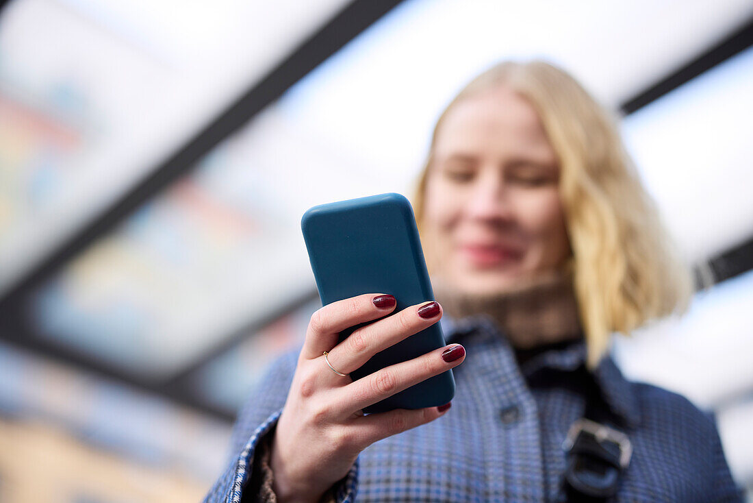 Junge Frau telefoniert mit Handy