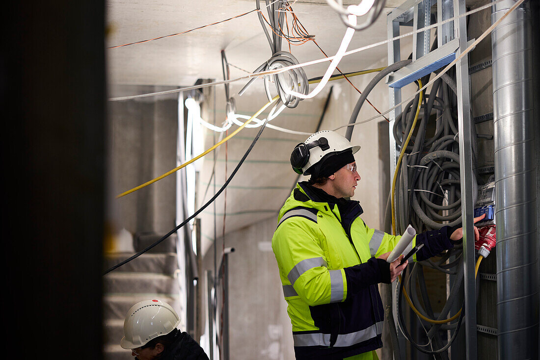 Bauarbeiter bei der Arbeit auf der Baustelle