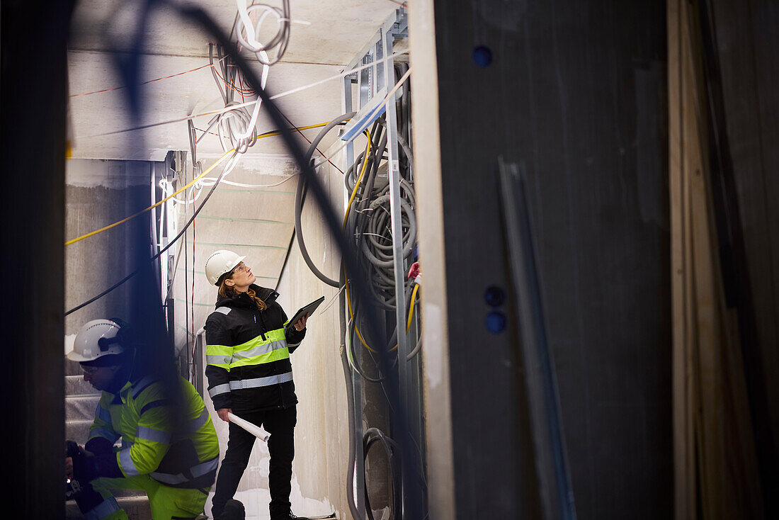 Bauarbeiter bei der Arbeit auf der Baustelle