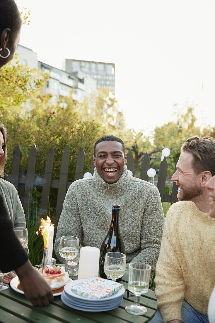 Glückliche Freunde feiern eine Party im Garten