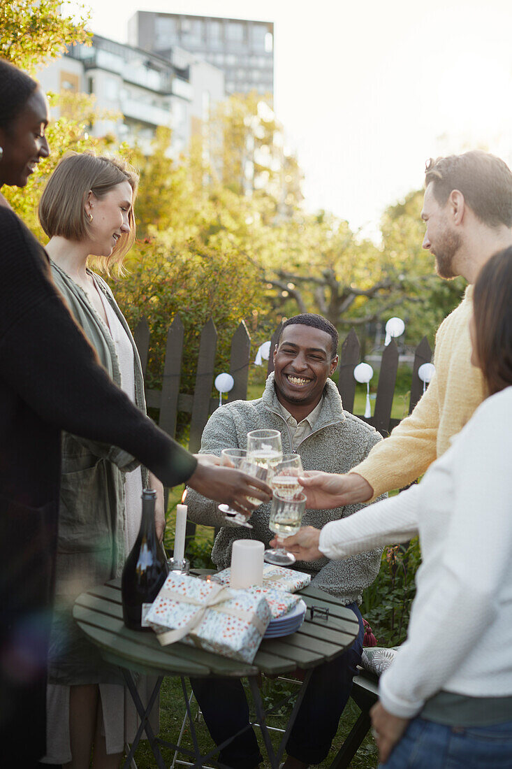 Fröhliche Freunde feiern eine Party im Garten