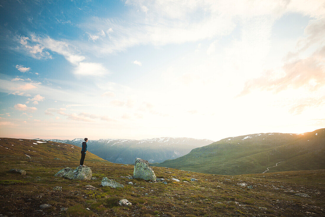 Blick auf Wanderer in den Bergen