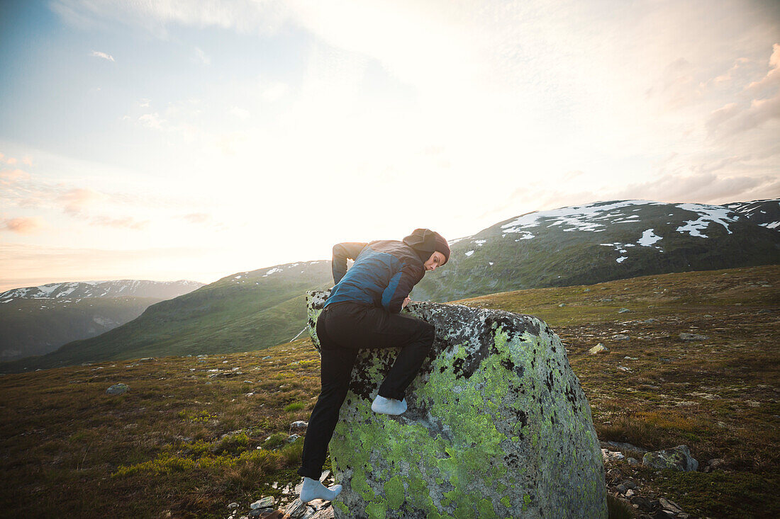 Blick auf Wanderer in den Bergen