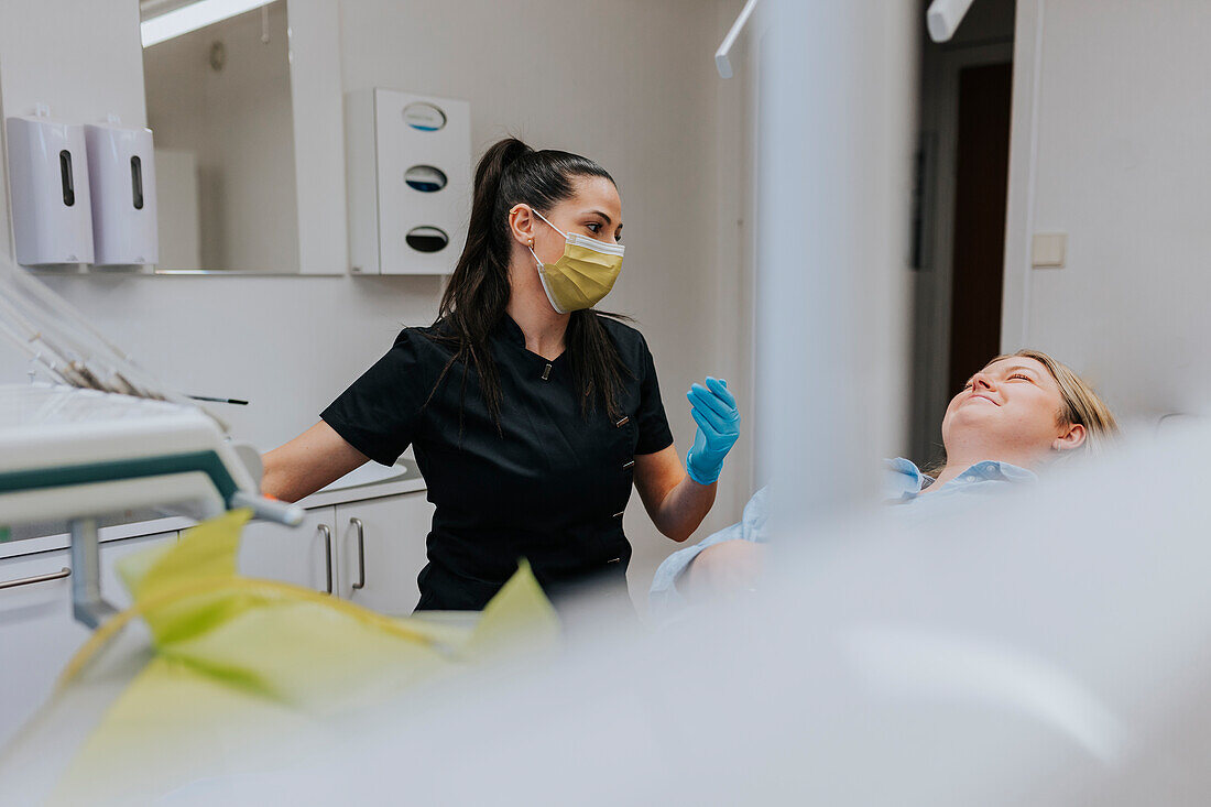 Zahnärztin mit Patientin in der Zahnarztpraxis