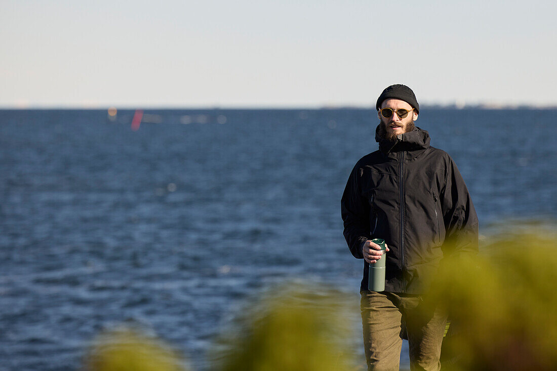 Ansicht eines Mannes, der am Meer steht