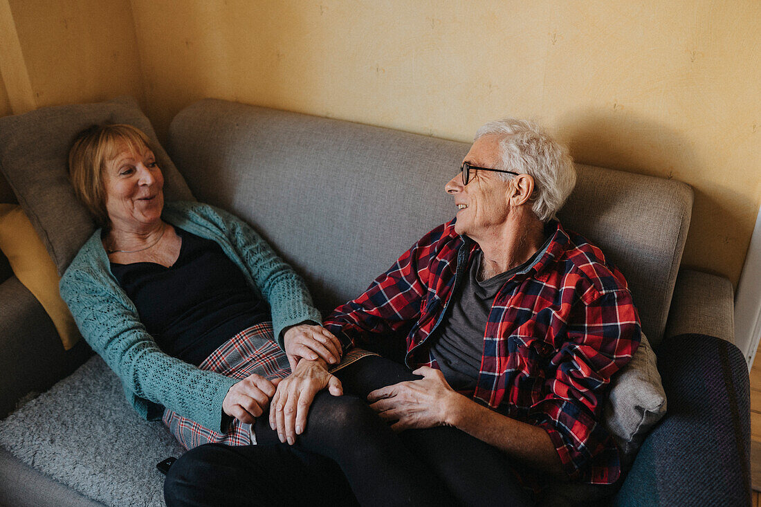 Älteres Paar entspannt sich auf dem Sofa