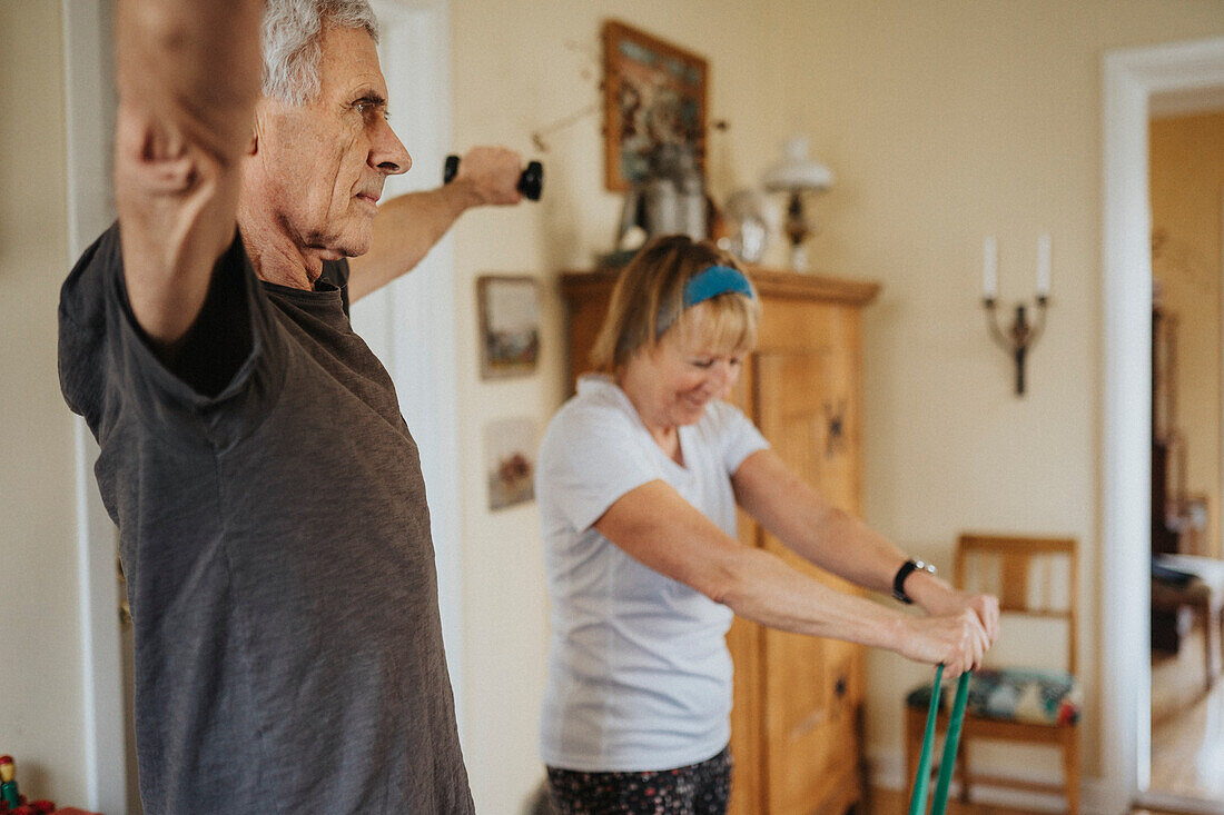 Älteres Paar, das zu Hause trainiert
