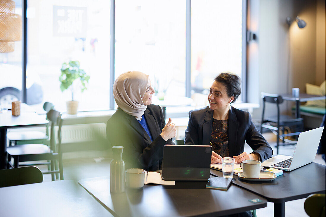 Geschäftsfrauen im Gespräch im Cafe