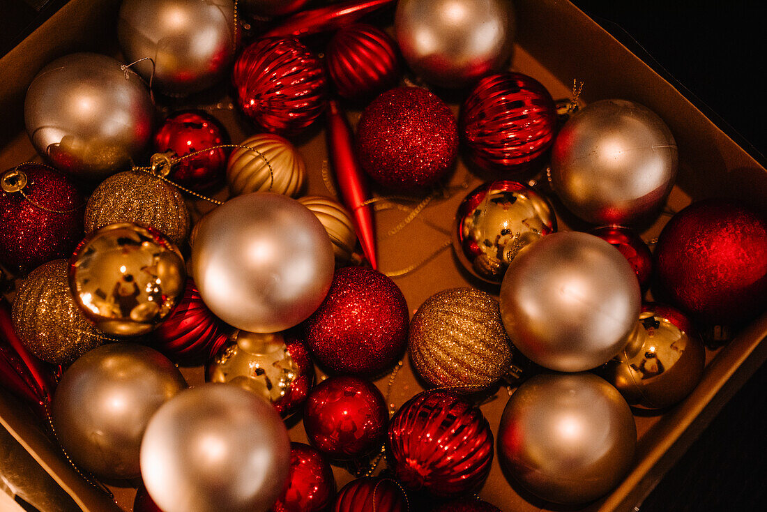 Nahaufnahme von verschiedenen Weihnachtskugeln in einer Schachtel