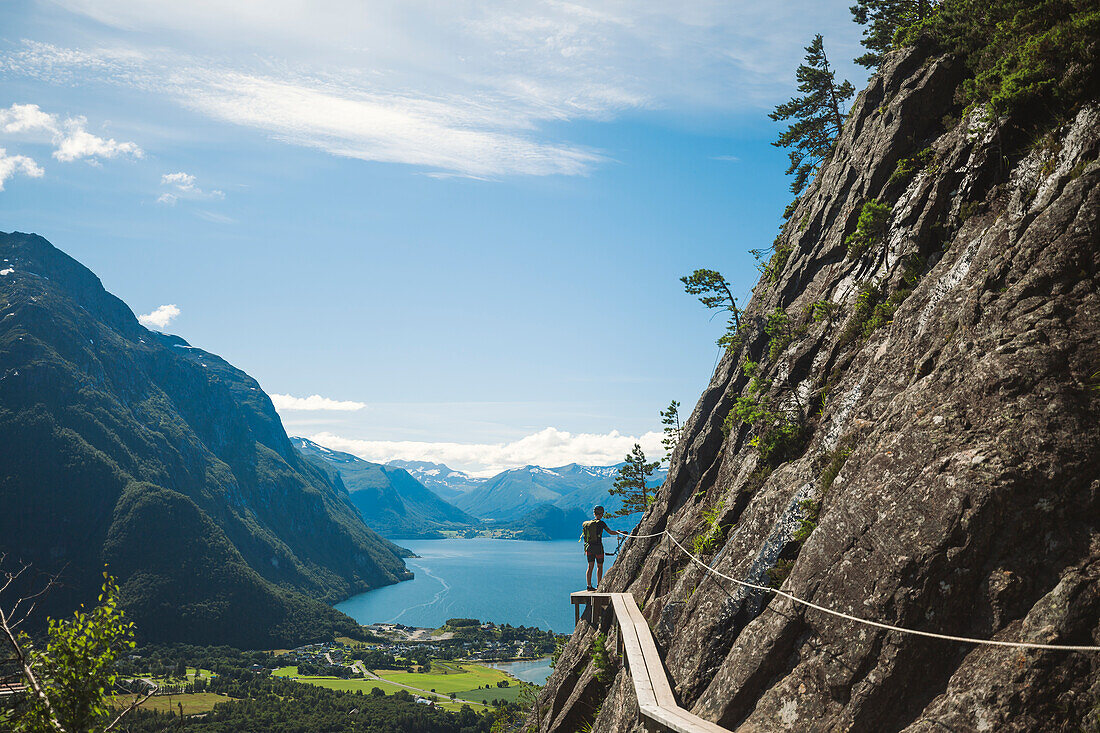 Blick auf eine Berglandschaft im Sommer