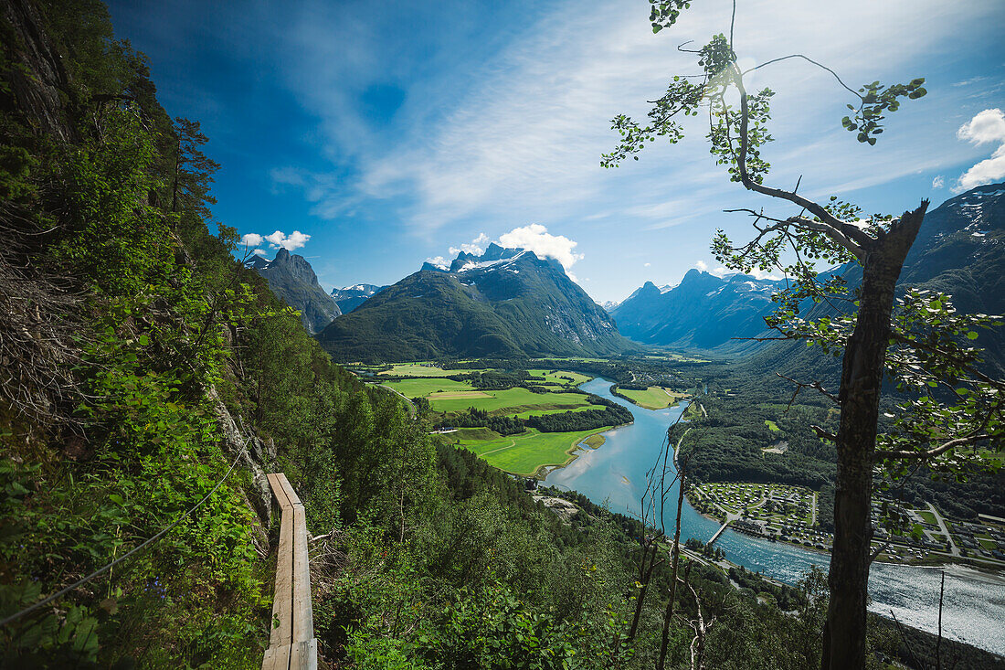 Blick auf eine Berglandschaft im Sommer