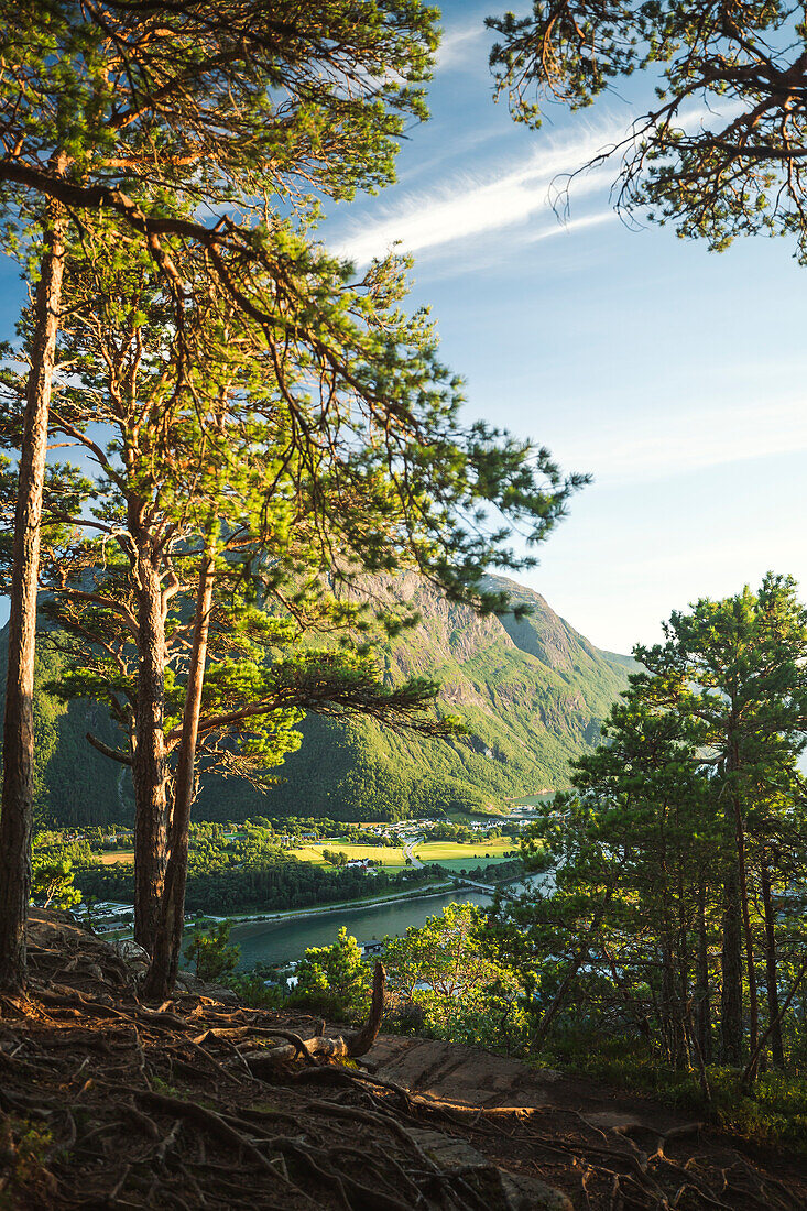 Blick auf eine Berglandschaft im Sommer