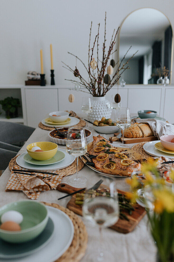 Gedeckter Tisch für das Ostermahl