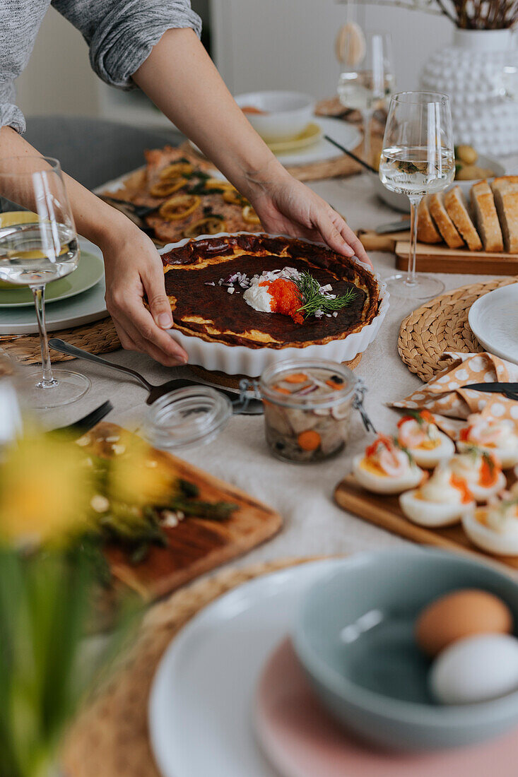 Gedeckter Tisch für die Ostermahlzeit
