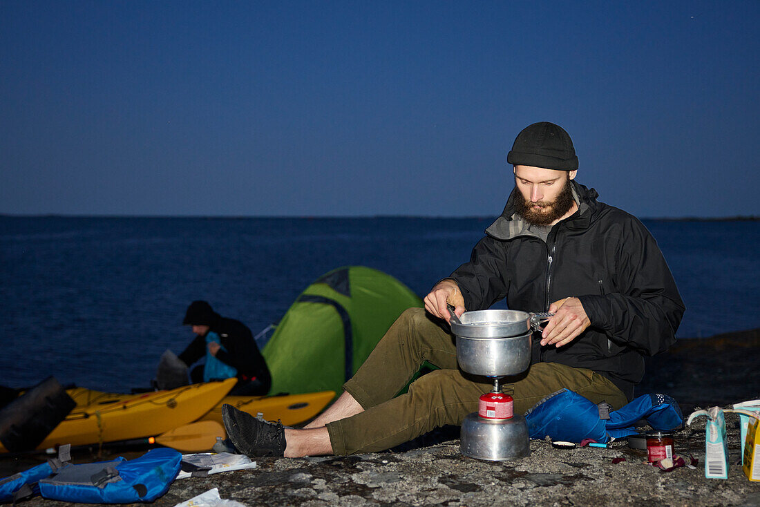 Ansicht eines Touristen beim Zelten am Meer