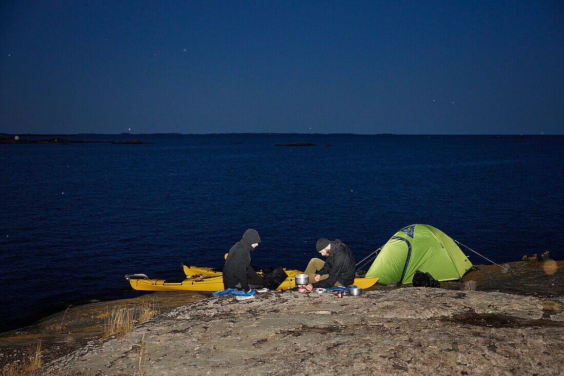 Blick auf die Touristen auf dem Campingplatz am Meer