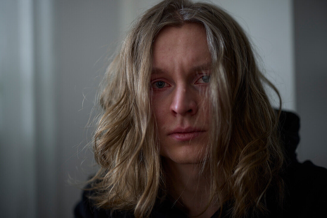 Porträt einer weinenden Frau, die in die Kamera schaut