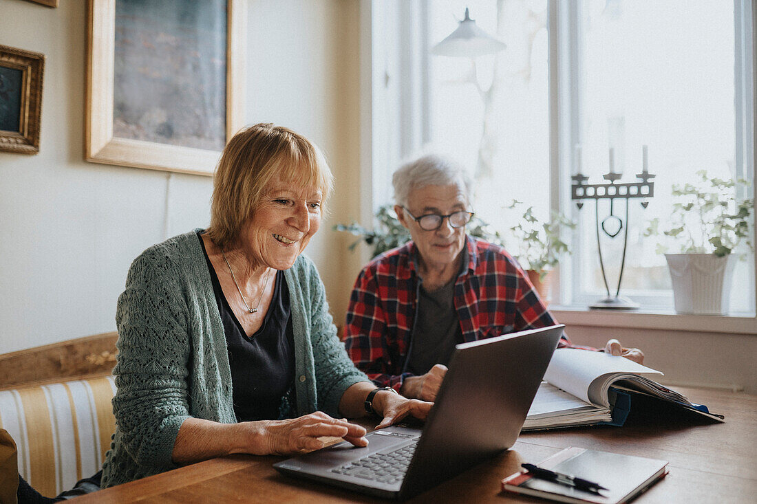 Älteres Paar benutzt Laptop zu Hause