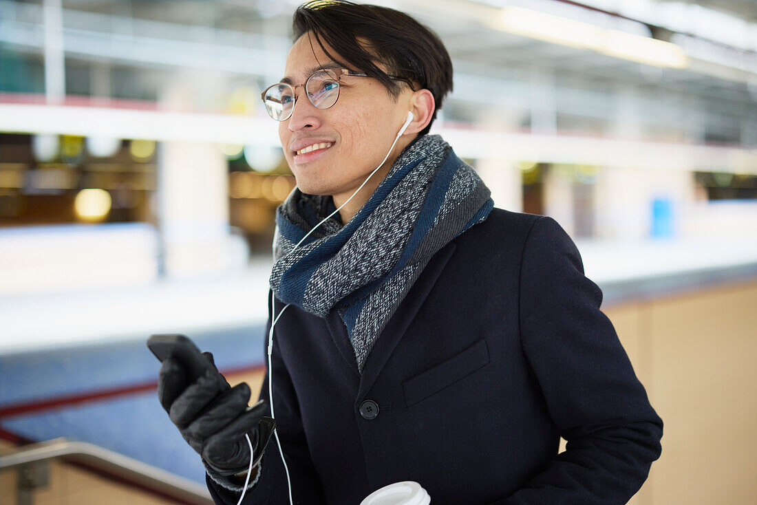 Lächelnder Mann mit Mobiltelefon