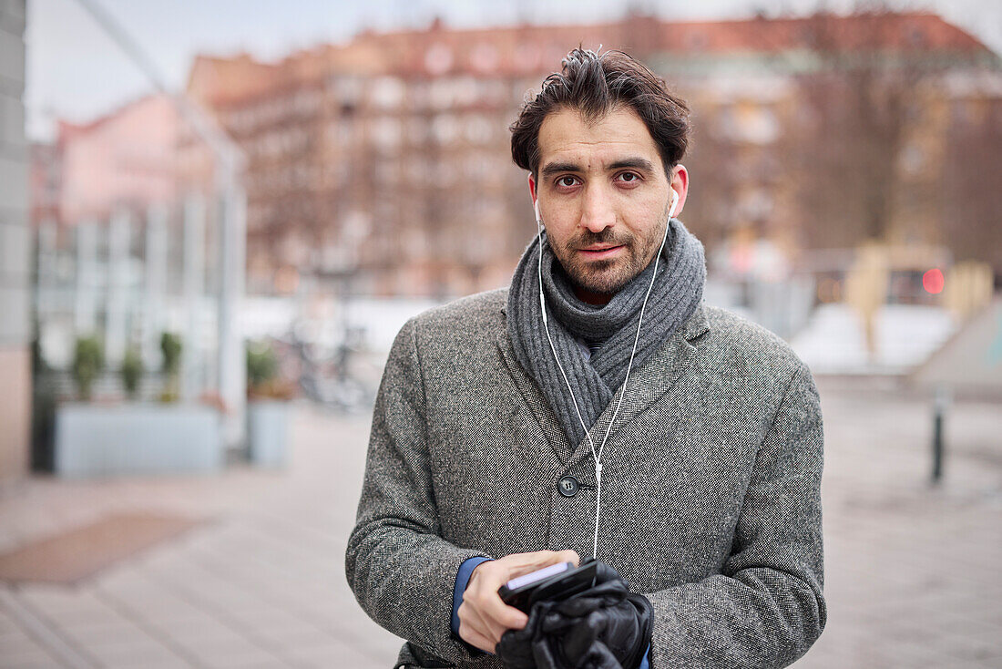 Eleganter Mann mit Smartphone auf der Straße