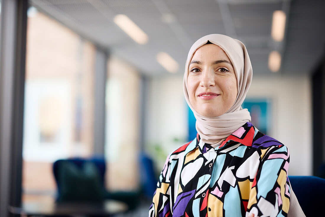 Porträt einer lächelnden Geschäftsfrau im Hidschab