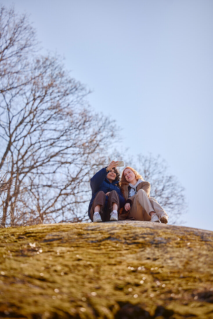 Junge Frauen machen ein Selfie im Park