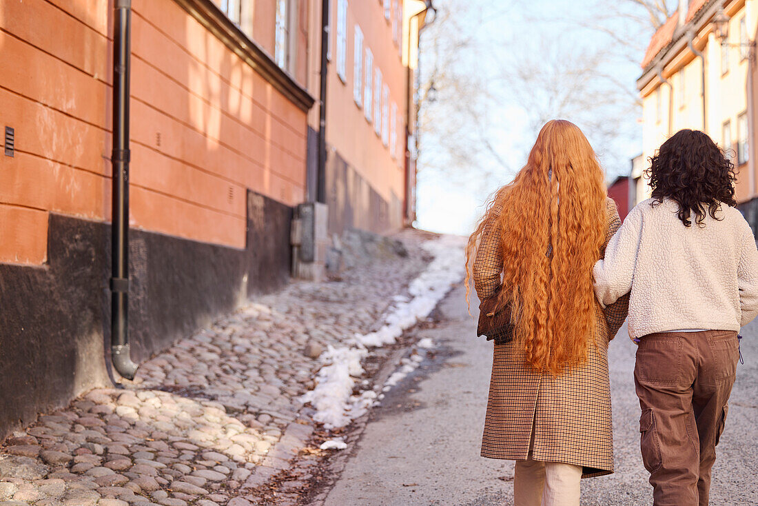 Rückansicht von Frauen, die auf der Straße gehen