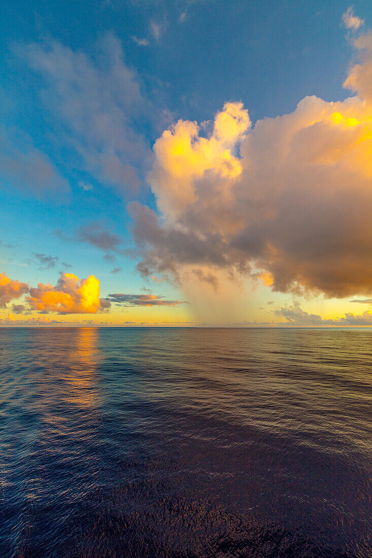 Sonnenaufgang, Moorea, Französisch-Polynesien