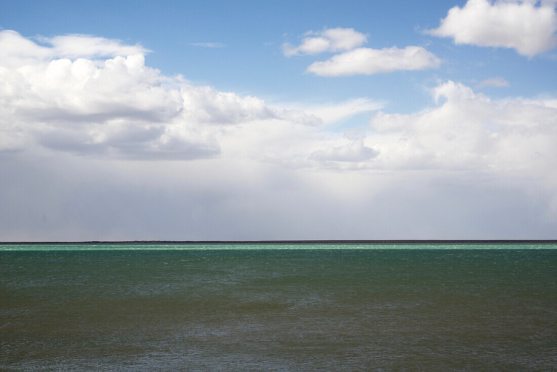 Argentinien, Santa Cruz. Puerto Santa Cruz, Fluss Santa Cruz unter stürmischen Wolken.