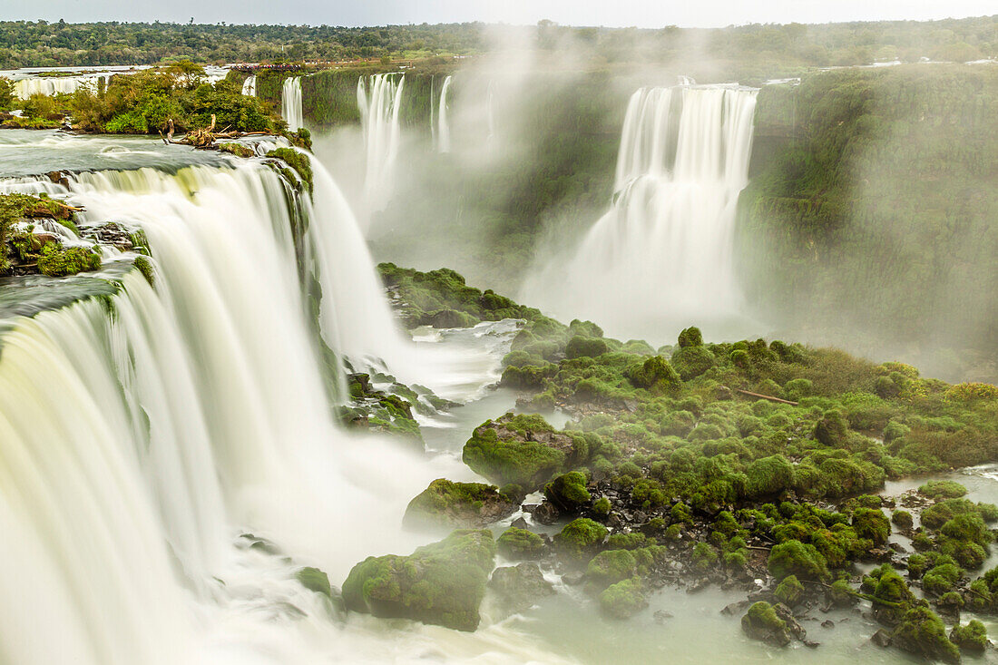 Brasilien, Iguazu-Fälle. Landschaft mit Wasserfällen