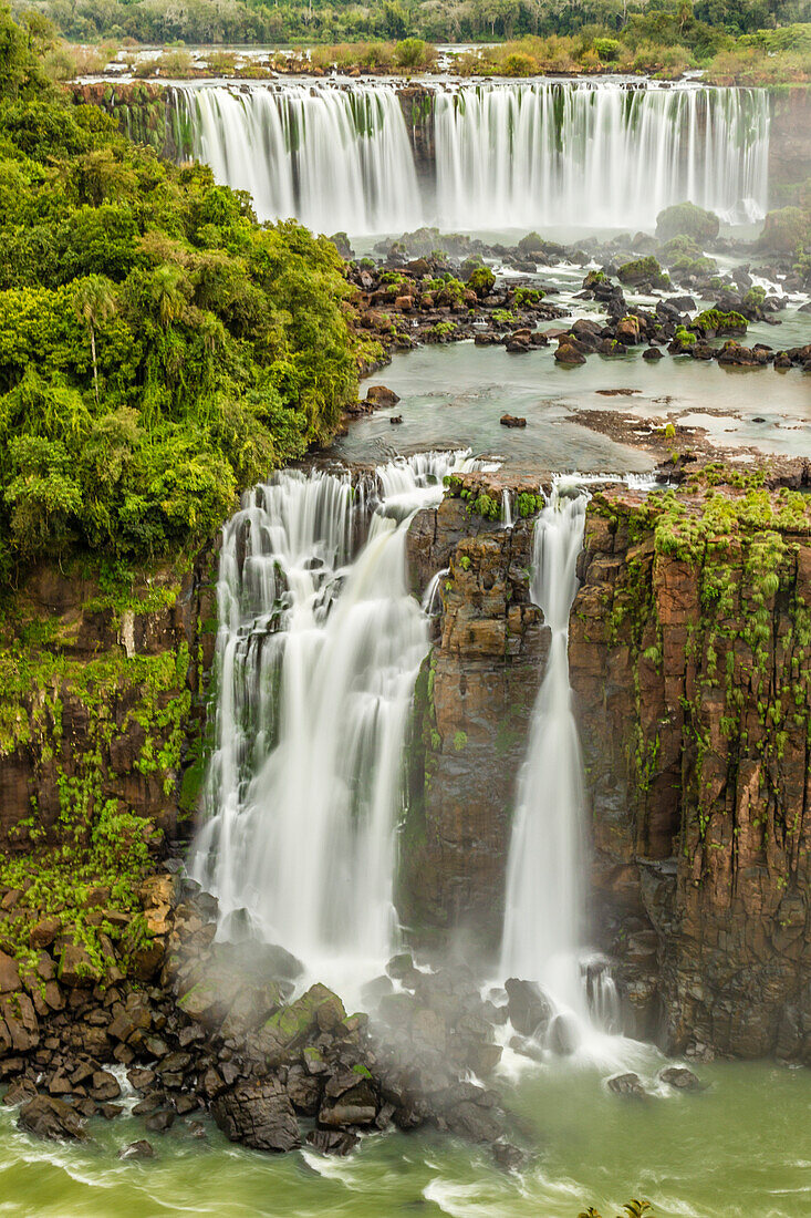 Brasilien, Iguazu-Fälle. Landschaft der Wasserfälle