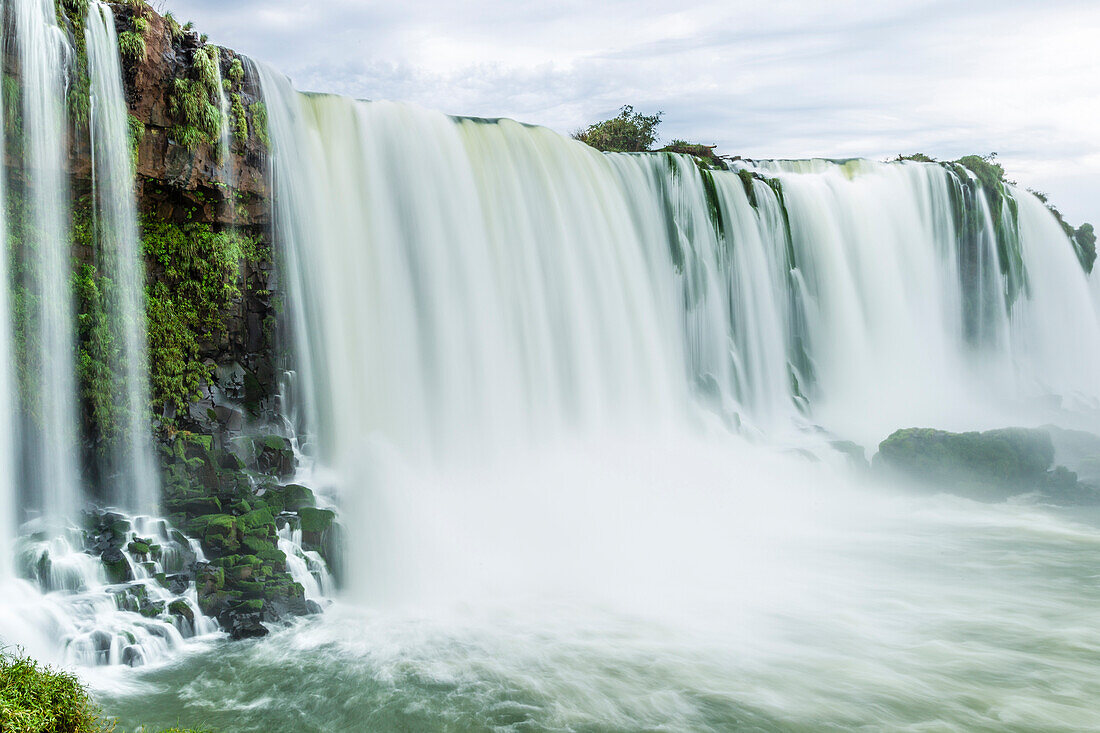 Brasilien, Iguazu-Fälle. Landschaft der Wasserfälle
